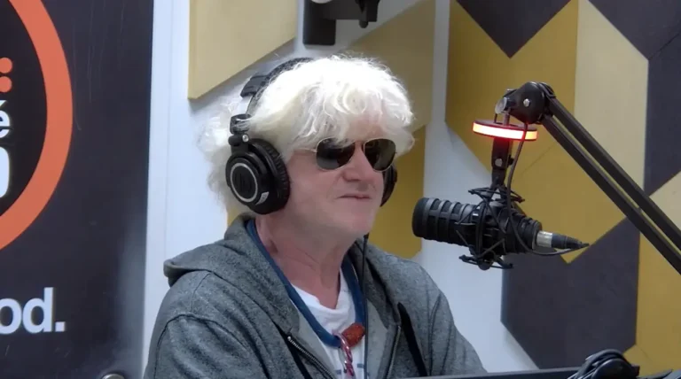 Müller Péter Sziámi a radiocafé stúdiójában