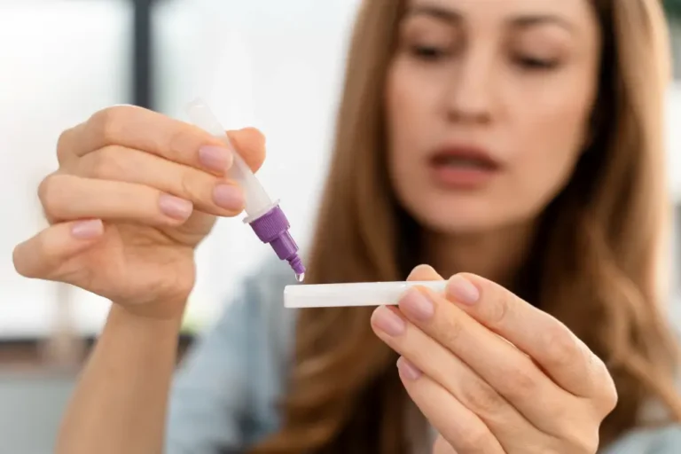 Egy nő terhességi tesztet végez