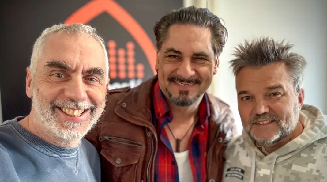 Árpa Attila és a műsorvezetők a Megmondtuk előre stúdiójában