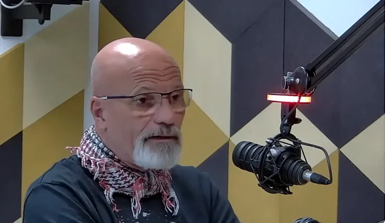 Zacher Gábor a radiocafé stúdiójában