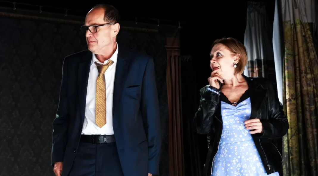 Jelenet az Újra hulla című darabból