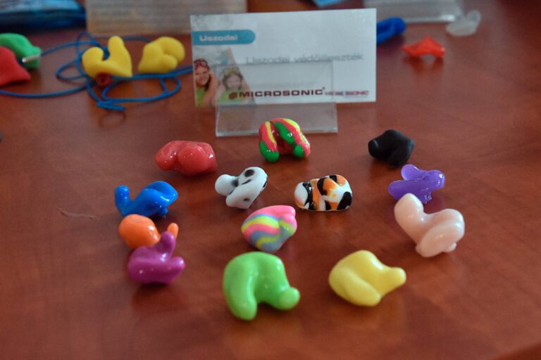 Különféle zajvédő eszközöket is bemutattak, amelyek segíthetnek a halláskárosodás elkerülkésében