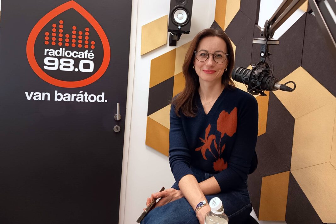 Balla Eszter a Radiocafé stúdiójában