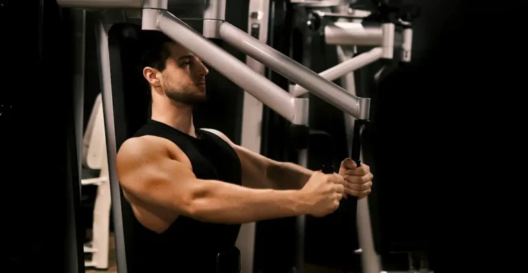 Férfi egy edzőteremben