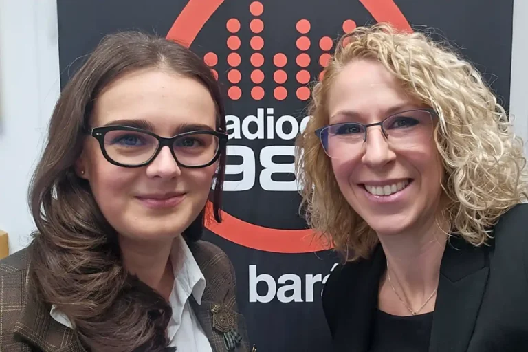 Salamon Adrienn és Kutasi Judit az endometriózisról szóló adás után a radiocafé stúdiójában