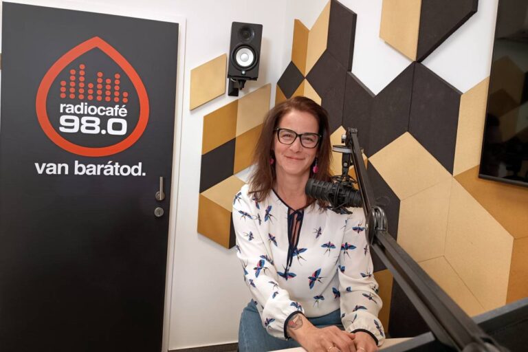 Sevcsik M. Anna a radiocafé stúdiójában beszélt a Szívügy Rendelő megnyitásáról