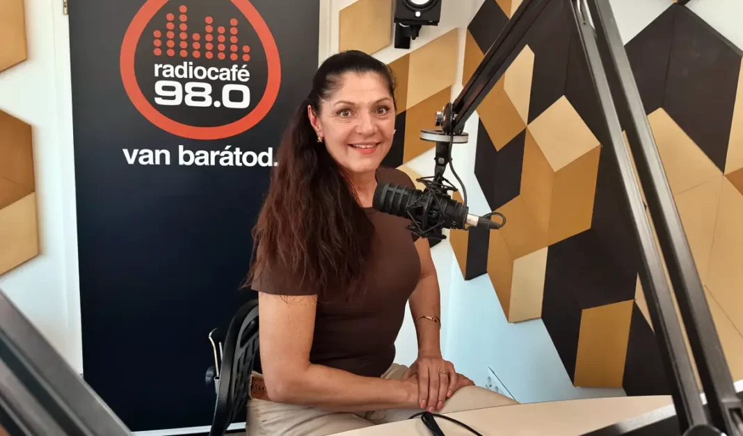 Varga Zsuzsanna a radiocafé stúdiójában. Fotó: Fehér Mariann