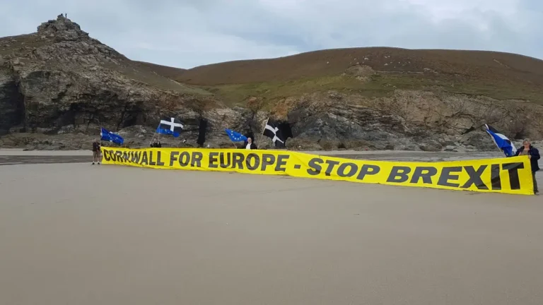 Brexit-ellenes demonstráció a Chapel Porth-ban (Cornwall, Nagy-Britannia), 2021-ben