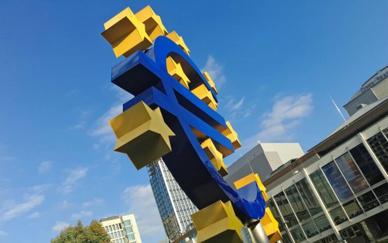 Euro-logó az Európai Központi Bank épülete előtt Frankfurtban