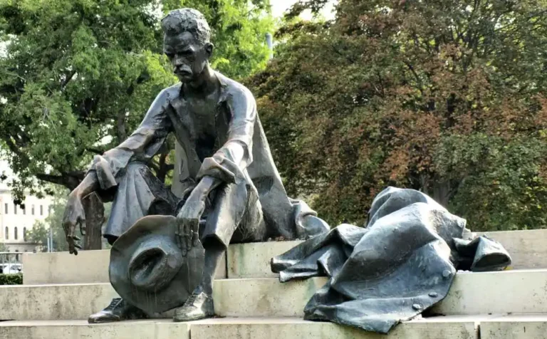 József Attila szobra a Duna partján