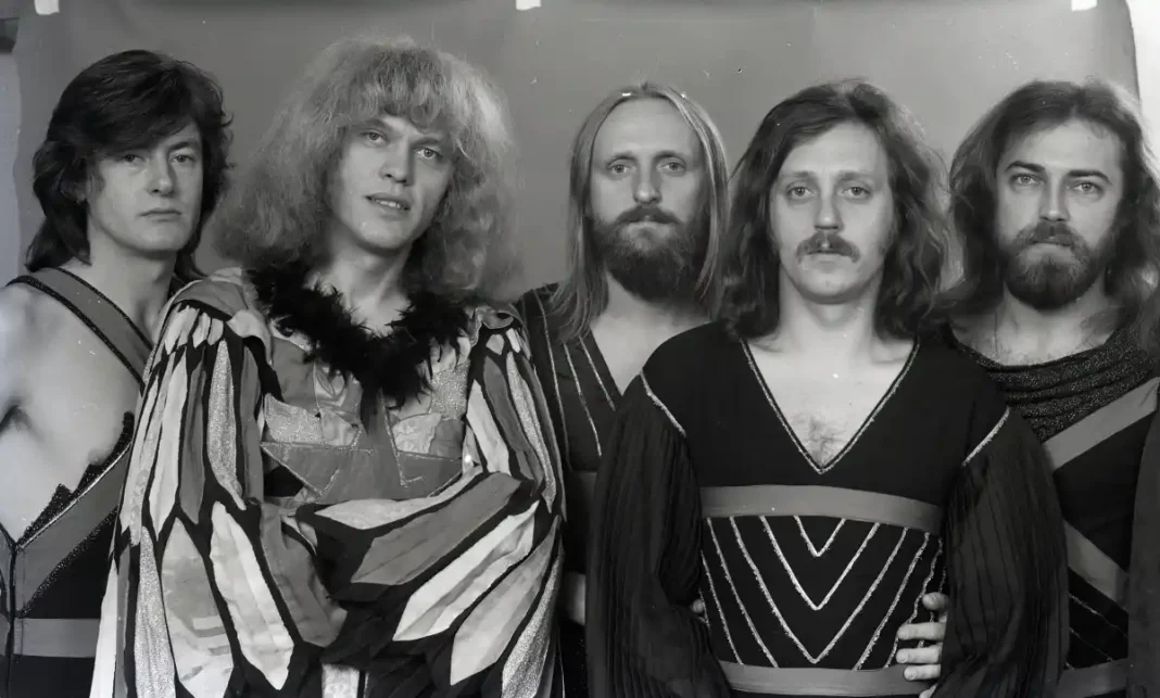 Az Omega együttes 1976-ban: Debreczeni Ferenc, Kóbor János, Benkő László, Mihály Tamás, Molnár György. Fotó: Fortepan / Urbán Tamás