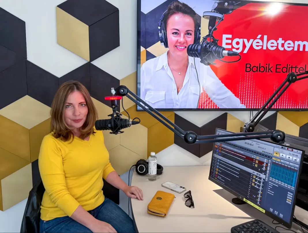 Szuna Noémi a radiocafé stúdiójában