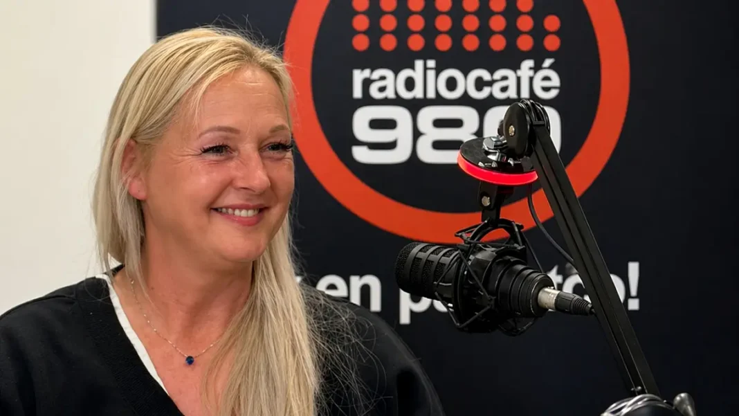 Adorján Nikoletta a radiocafé stúdiójában