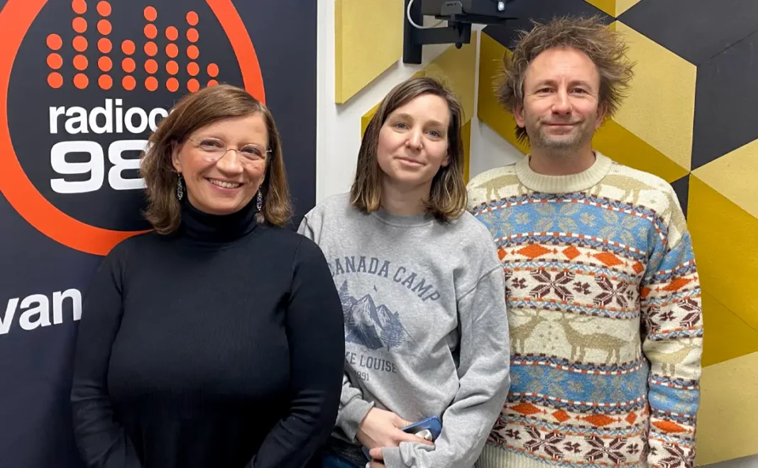 Balázsy Panna, Fekete Anna és Bánki Gergely a radiocafé98 stúdiójában