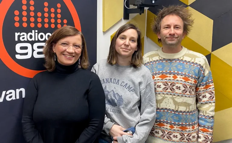 Balázsy Panna, Fekete Anna és Bánki Gergely a radiocafé98 stúdiójában