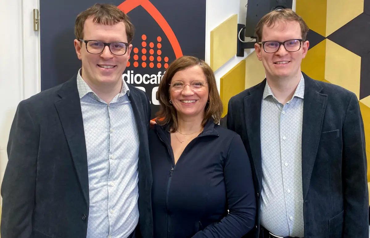 Balázsy Panna és a Kovács ikrek a radiocafé stúdiójában