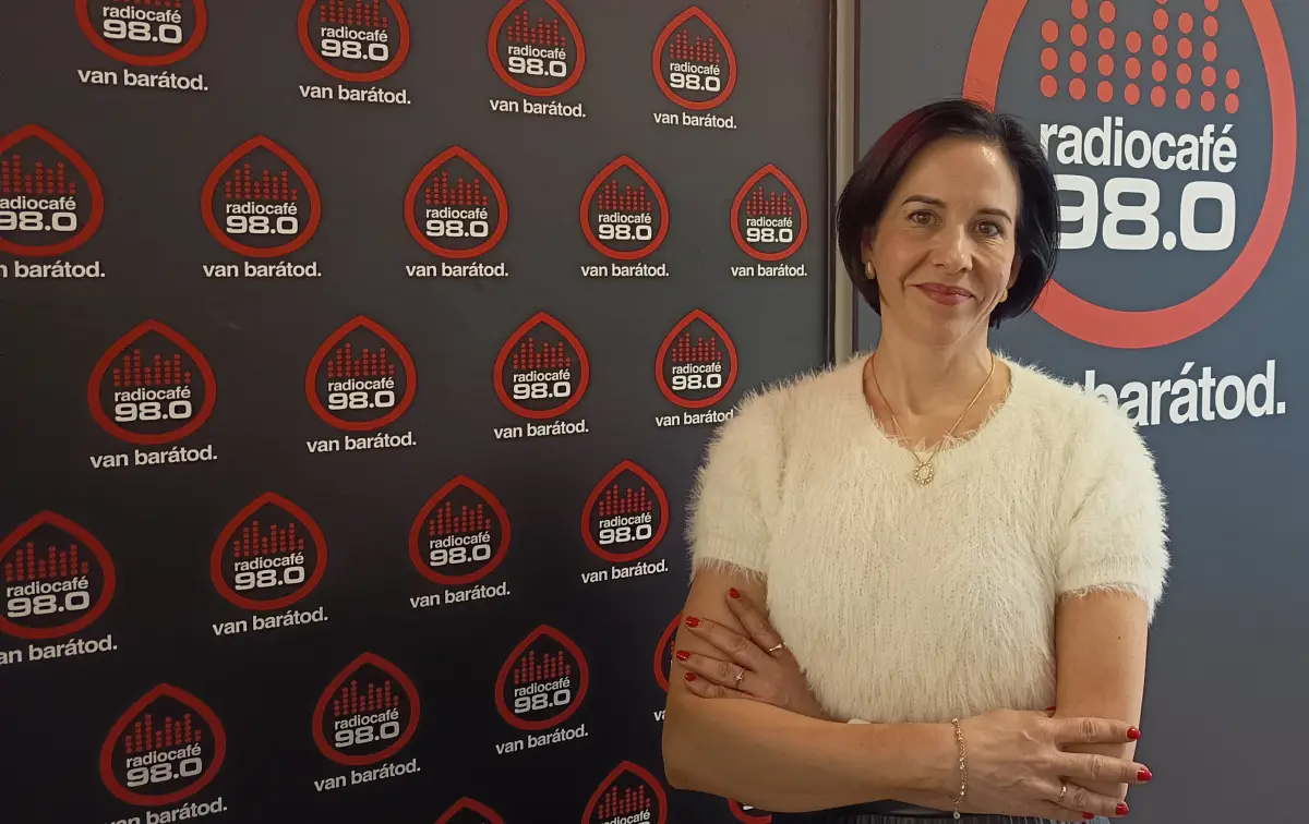 Dr. Szabó Renáta a radiocafé stúdiójában. Fotó: Fehér Mariann