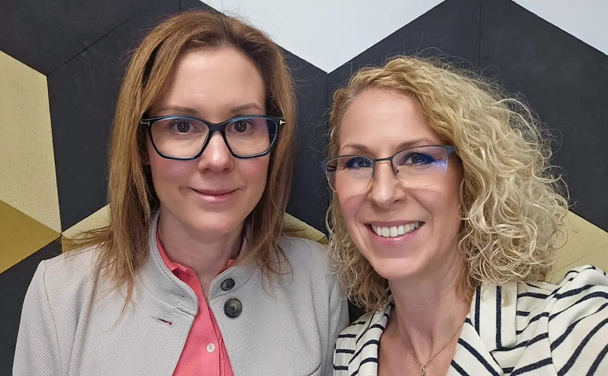 Dr. Nagy Klaudia Vivien és Kutasi Judit a radiocafé stúdiójában