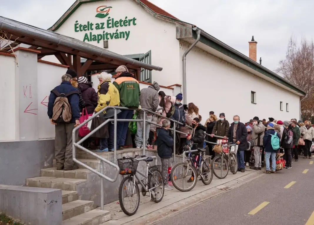 Hosszú sor az Ételt az Életért egyik konyhája előtt