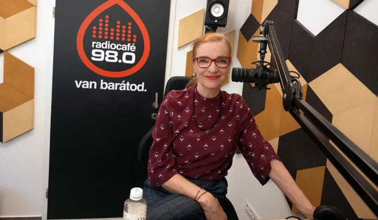 Kováts Adél a radiocafé stúdiójában. Fotó: Fehér Mariann