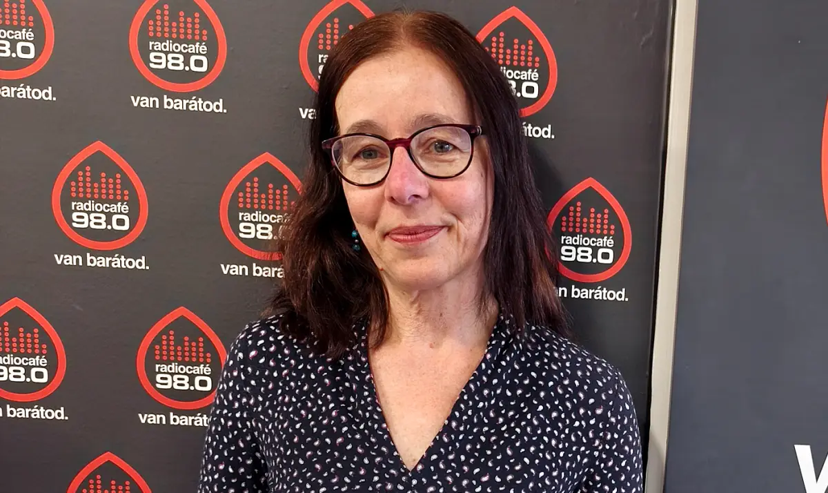 Malyáta Eszter, a könyv fordítója a radiocafé stúdiójában