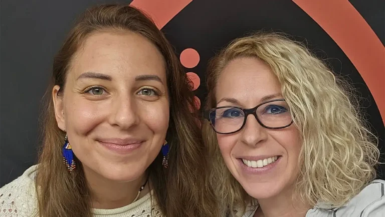 Szemerédy Zsófia és Kutasi Judit a radiocafé stúdiójában