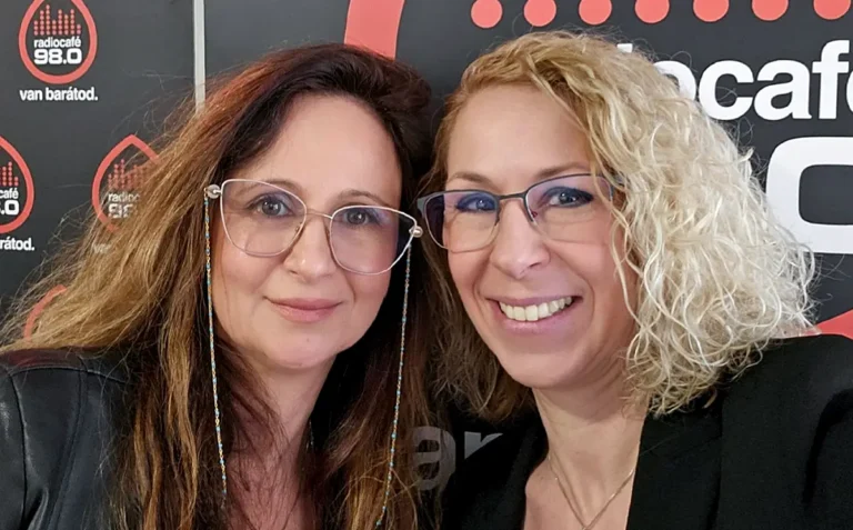 Szerencsés Dóra és Kutasi Judit a radiocafé stúdiójában