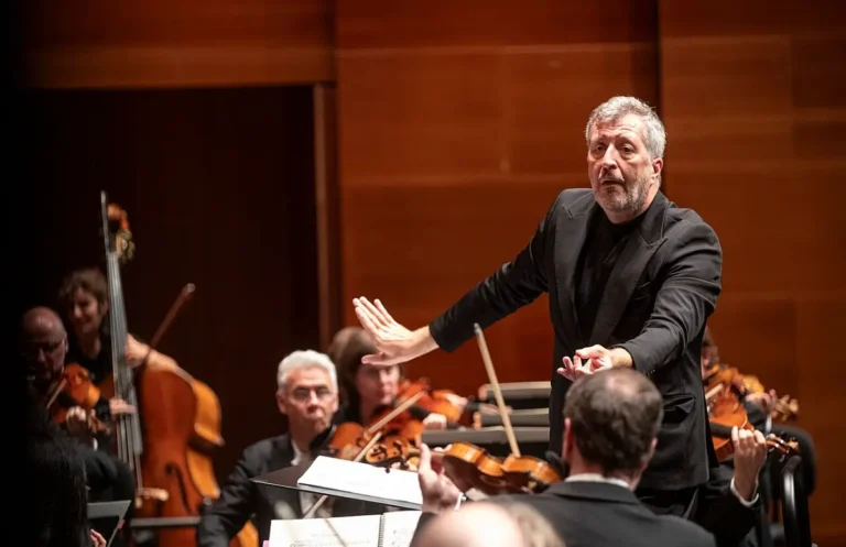 Thomas Adès vezényel