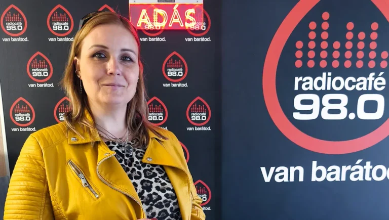 Törteli Eszter a radiocafé stúdiójában
