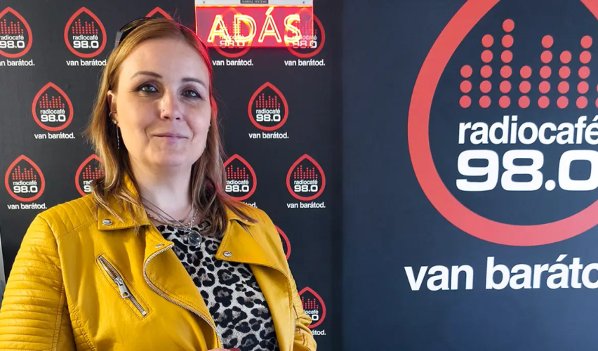 Törteli Eszter a radiocafé stúdiójában
