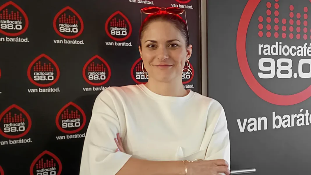 Vizi Katalin a radiocafé stúdiójában