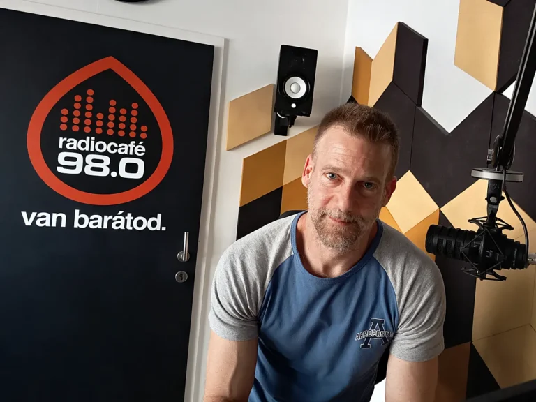 Fodor Tamás, azaz Siráj, a radiocafé közösségimédia-menedzsere, az "egyszemélyes szerkesztőség"