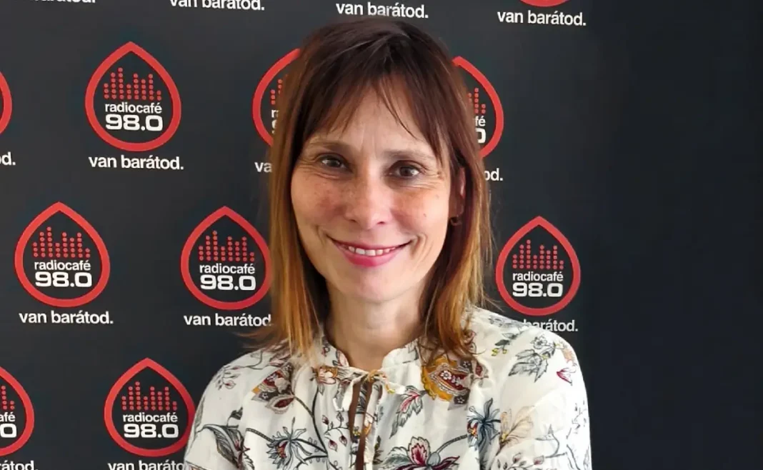 Kecskés Karina a radiocafé stúdiójában