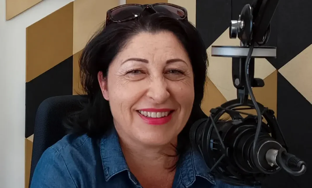 Molnár Éva a radiocafé stúdiójában