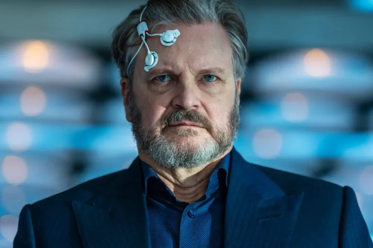Colin Firth A leleplezés napja című filmben. Fotó: UIP-Duna Film.