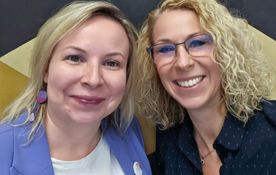 Dr. Baracsi Katalin és Kutasi Judit a radiocafé stúdiójában