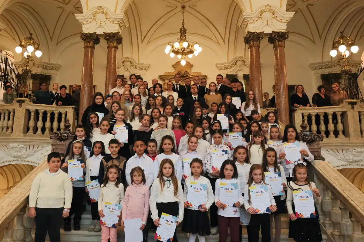 Egy korábbi csoportkép az ösztöndíjprogram résztvevőiről
