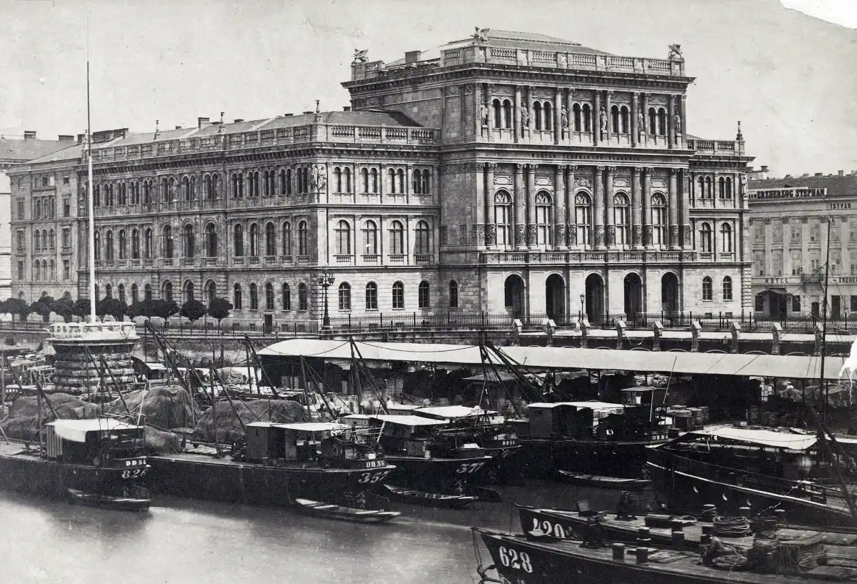 A Magyar Tudományos Akadémia épülete egy 1880 és 1890 között készült felvételen