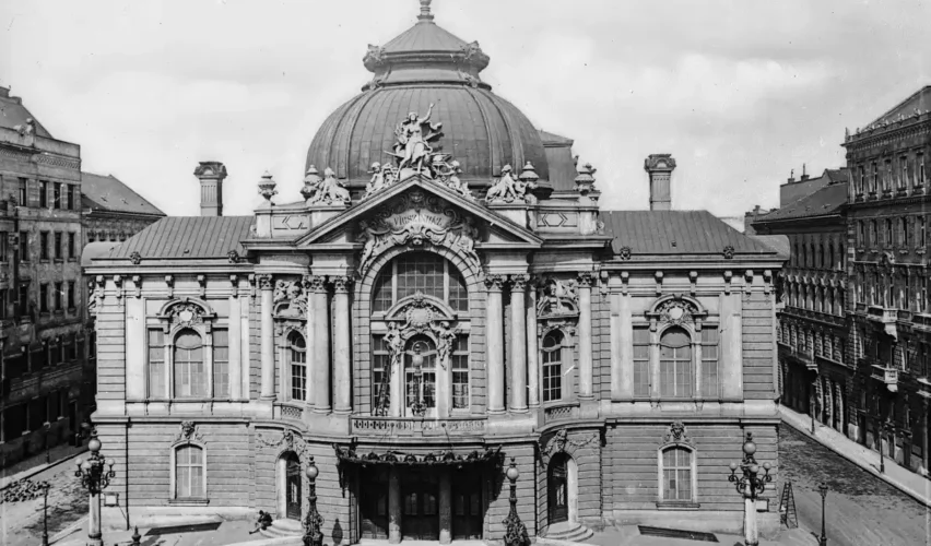 Fotó: Deutsche A Vígszínház 1905-ben. Fotothek / Brück und Sohn / Fortepan