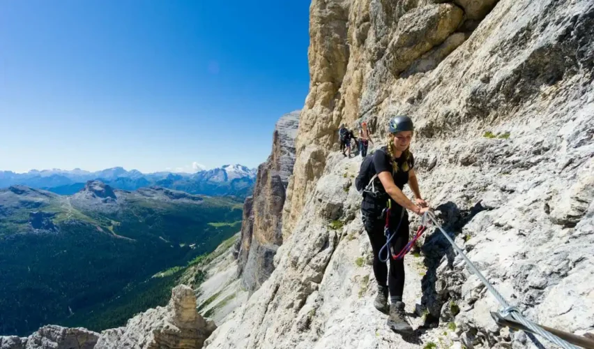 A via ferrata valahol félúton van a túrázás és a hegymászás között