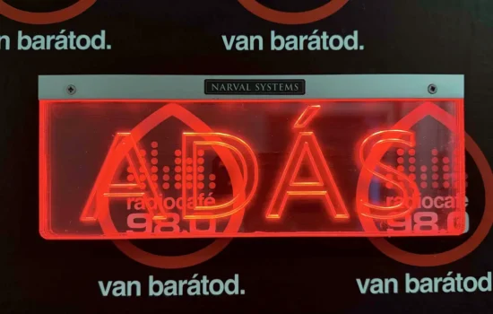 Az adást jelző tábla a radiocafé98 stúdiójában