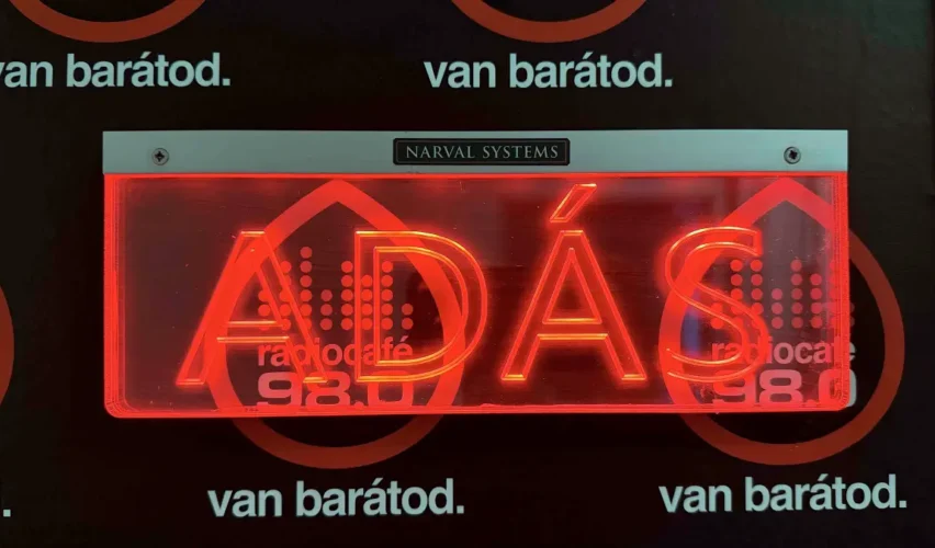 Az adást jelző tábla a radiocafé98 stúdiójában