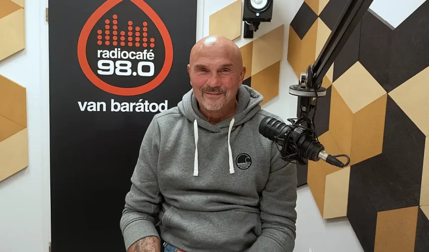 Bánóczi Zoltán a radiocafé stúdiójában. Fotó: Fehér Mariann