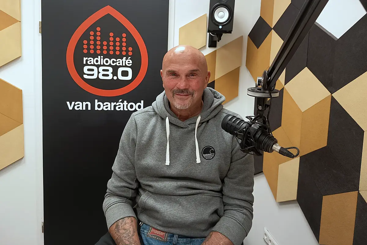 Bánóczi Zoltán a radiocafé stúdiójában. Fotó: Fehér Mariann
