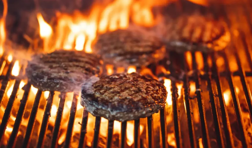 Készülő hamburgerek