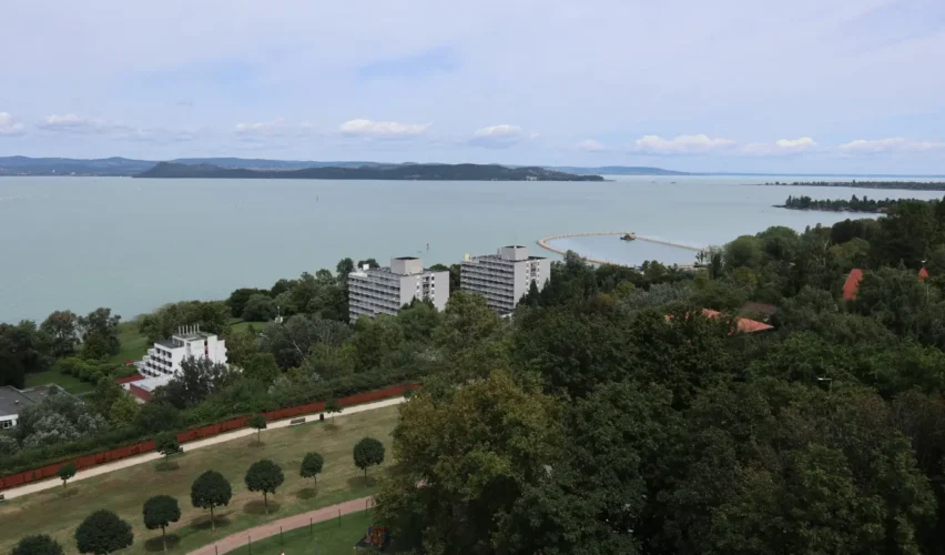 Balaton-parti épületek (illusztráció).