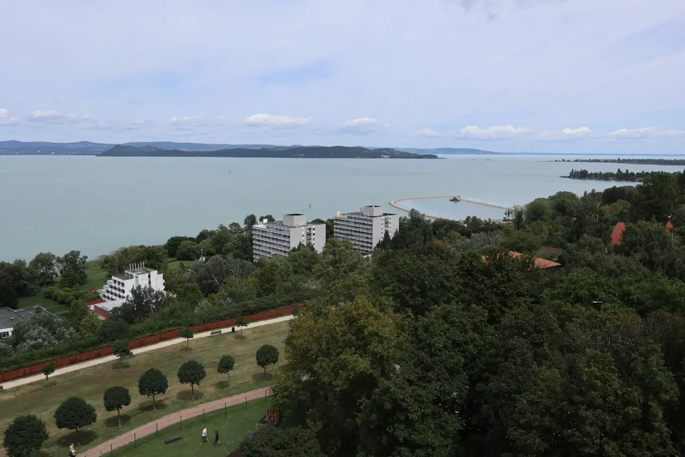 Balaton-parti épületek (illusztráció).