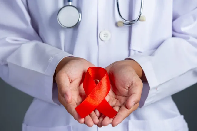 A piros szalag fontos jelképp lett a HIV által okozott betegség, az AIDS világnapján