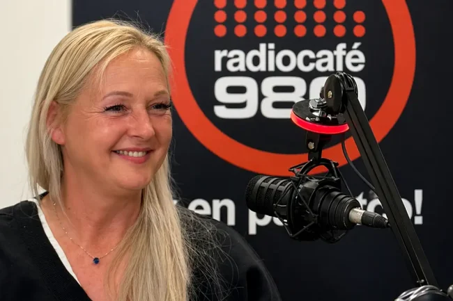 Adorján Nikoletta a radiocafé stúdiójában