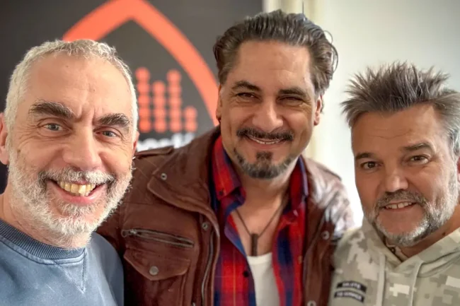 Árpa Attila és a műsorvezetők a Megmondtuk előre stúdiójában